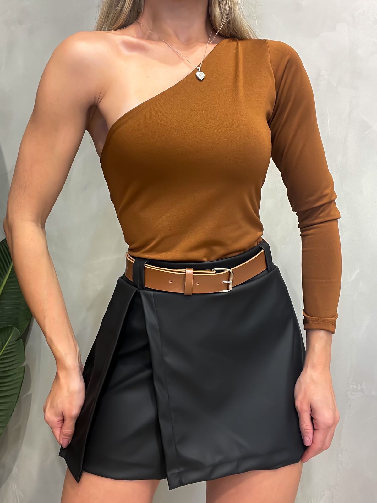 Shorts Saia Feminino em Courino com Fenda e Cinto Ref. 1485