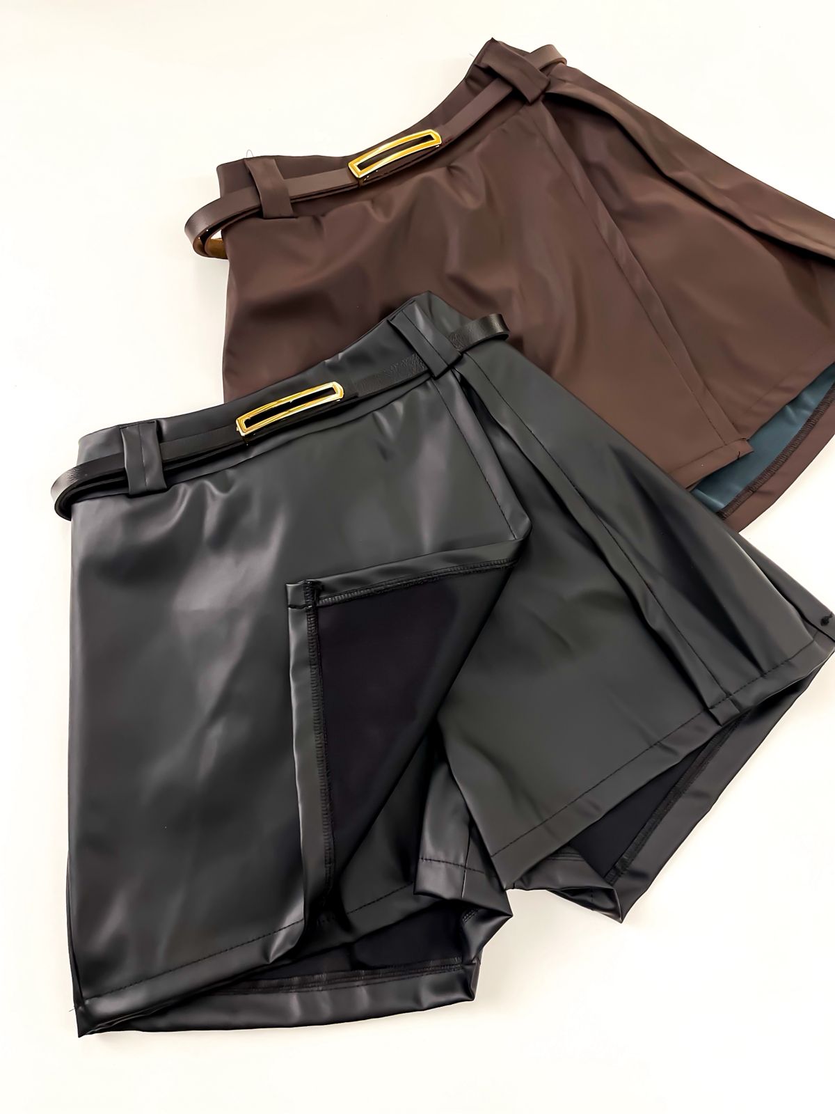 Shorts Saia Feminino em Courino com Fenda e Cinto Ref. 1485