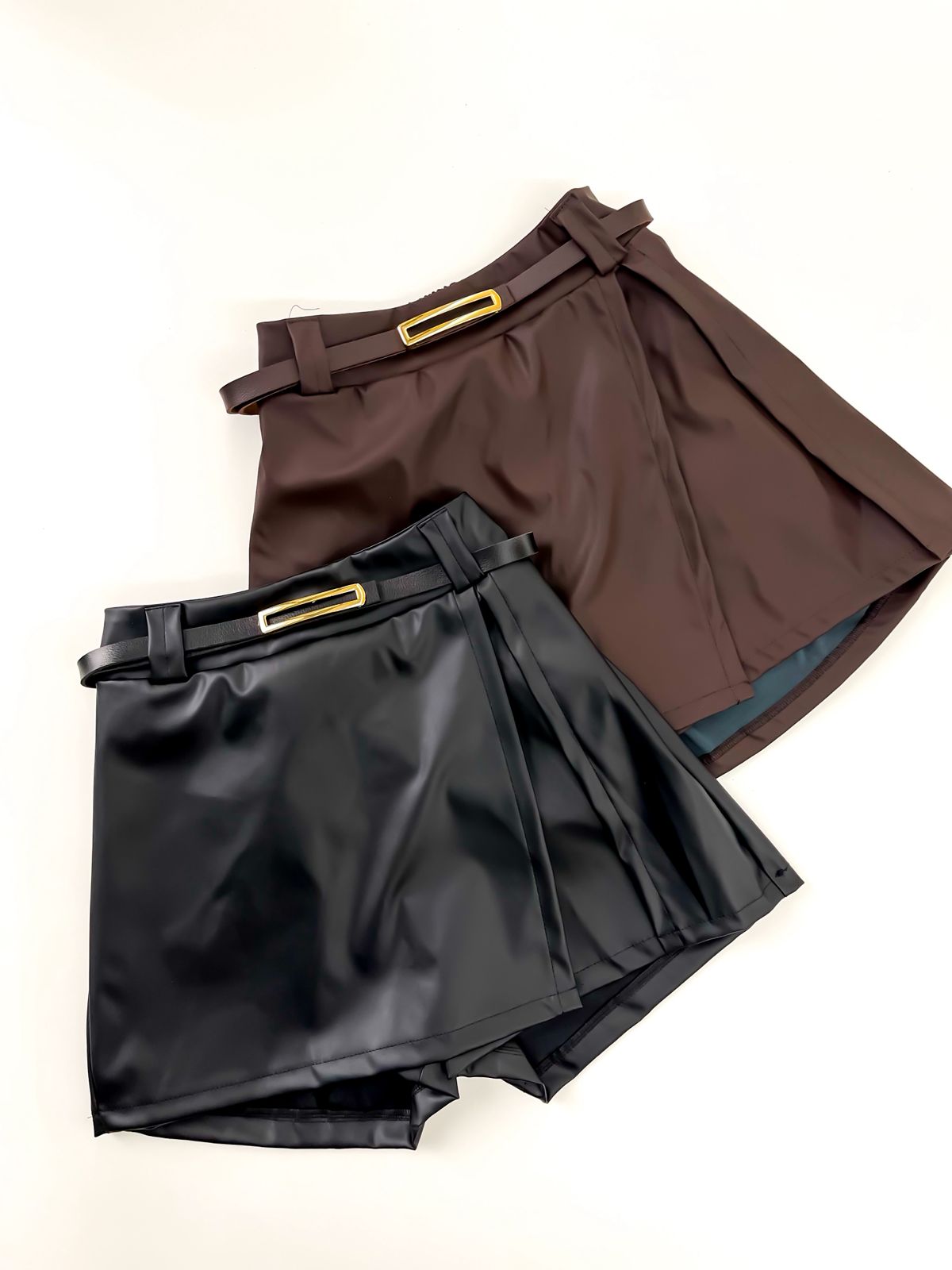 Shorts Saia Feminino em Courino com Fenda e Cinto Ref. 1485