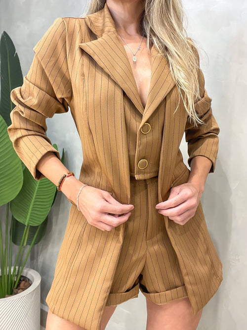 Conjunto em Alfaiataria Blazer Embutido e Shorts Risca de Giz Alexandra Ref. 194